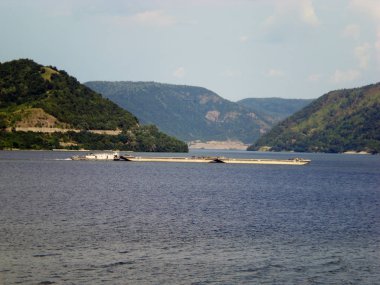 Demir Kapılar Üzerinde Tuna Nehri üzerinde Mavna I Orsova, Romanya göl