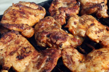 Tavuk kanatları açık ateşte ızgara oluyor