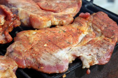 Domuz boynu açık ateşte ızgara oluyor