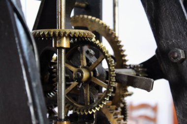 Eski saat mekanizması dişlileri ve dişlileri yakın