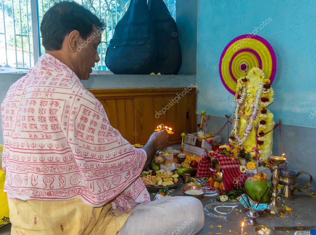 Hindú indio sacerdote Brahmin adorando Diosa saraswati. 2024
