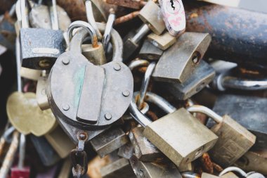 closeup eski paslı kilitleri