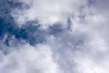 Küçük bulutlu mavi gökyüzü arkaplanı