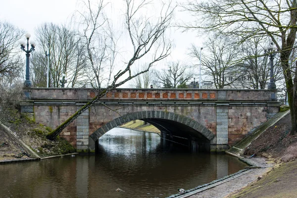 Nehrin üzerindeki köprü