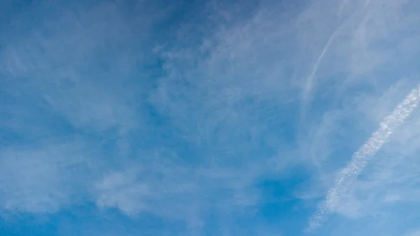 Céu Azul Com Nuvens Brancas — Fotografia de Stock