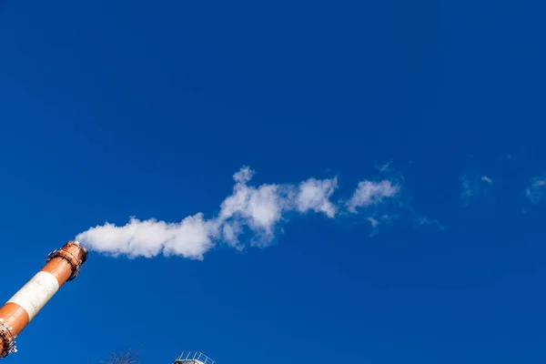 Rök Från Skorstenen Bakgrund Blå Himmel — Stockfoto