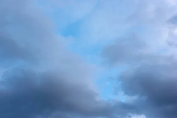 Céu Azul Escuro Com Nuvens — Fotografia de Stock