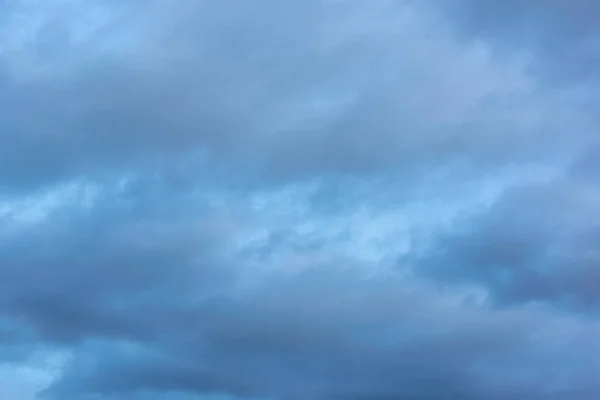 Céu Azul Escuro Com Nuvens — Fotografia de Stock