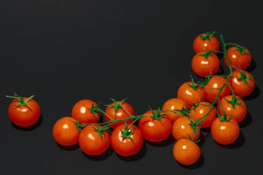 Siyah arkaplanda domatesler