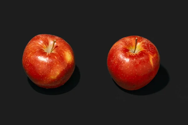 黒い背景にリンゴ — ストック写真