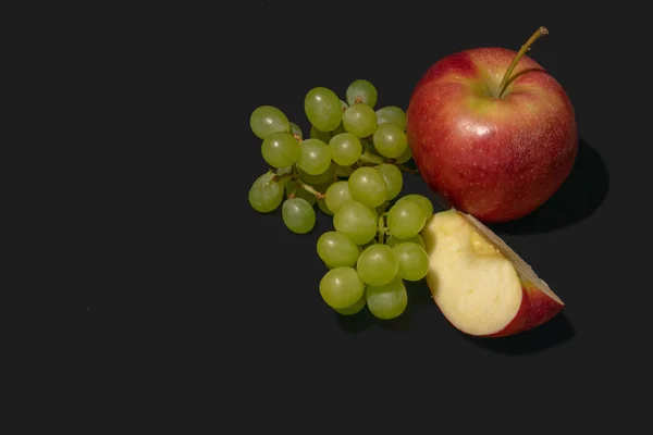 Äpfel Und Trauben Auf Dunklem Hintergrund — Stockfoto