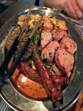 bir restoranda bir masada sosis ile et çanak