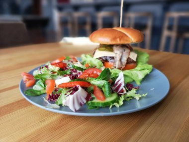 masada taze salata ve peynir ile Burger