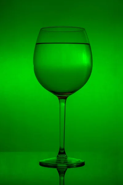 Verre Vin Plein Sur Fond Vert Verre Vin Plein — Photo