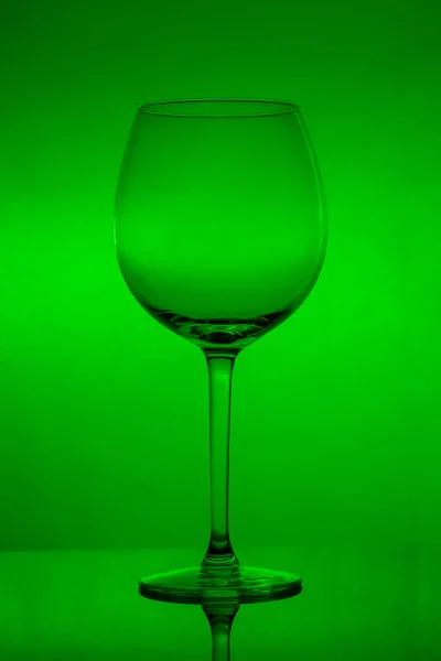 Άδειο Γυαλί Κρασιού Πράσινο Φόντο Άδεια Αμπελουργίας — Φωτογραφία Αρχείου