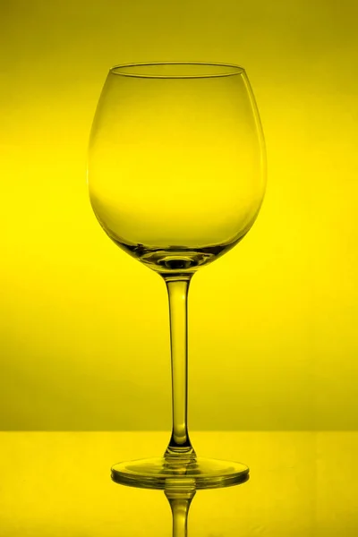 Sarı Arka Planda Boş Şarap Bardağı Boş Şarap Kadehi — Stok fotoğraf