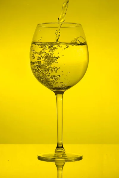 Remplissage Verre Verser Verre Vin Sur Fond Jaune — Photo