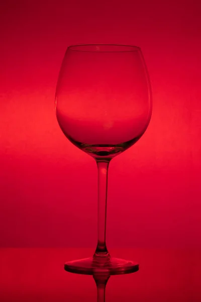 红色背景上的空酒杯 空酒杯 — 图库照片