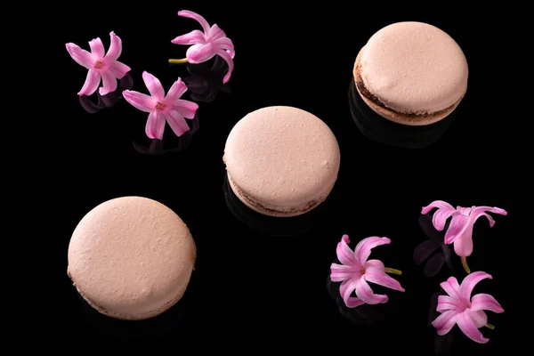 Macarons Sucrés Macarons Décorés Fleurs Fleuries Sur Fond Noir — Photo
