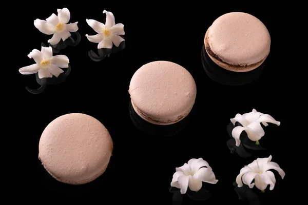 Zoete Macarons Bitterkoekjes Versierd Met Bloeiende Bloemen Een Zwarte Achtergrond — Stockfoto