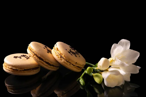 Macarons Sucrés Macarons Décorés Fleurs Fleuries Sur Fond Noir — Photo