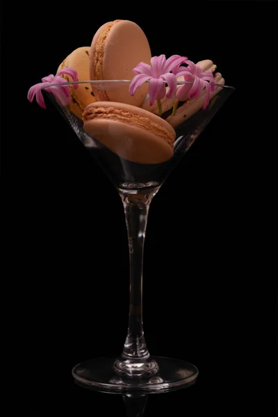 Macarons Sucrés Macarons Décorés Fleurs Fleuries Sur Fond Noir — Photo