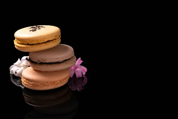 Macarons Sucrés Macarons Décorés Fleurs Fleuries Sur Fond Noir — Photo