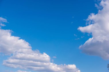 Beyaz bulutlu mavi gökyüzü