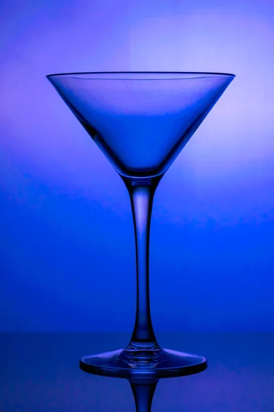 Copo Cocktail Vidro Decorado Iluminado Com Luz Azul — Fotografia de Stock