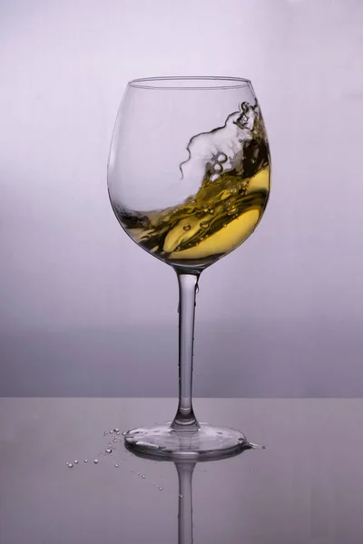 Splash de vinho branco em um copo — Fotografia de Stock