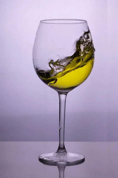 Λευκό κρασί σε ένα ποτήρι — Φωτογραφία Αρχείου