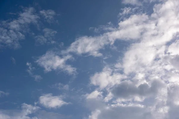 Céu azul com nuvens brancas — Fotografia de Stock