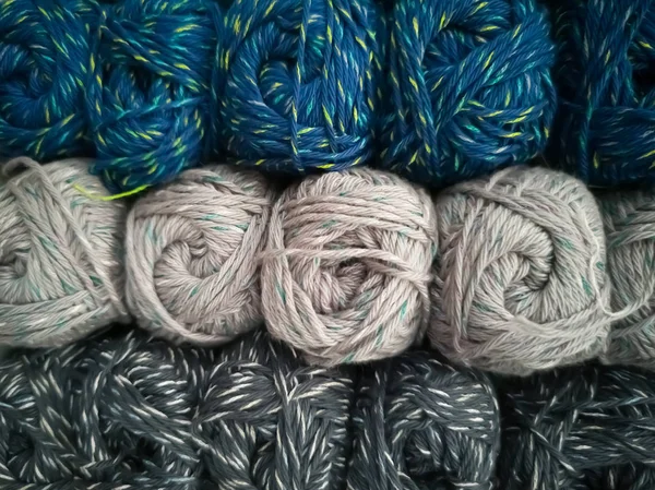 Přadinky s různými barvami vláken pro pletení, pro potřební práci. — Stock fotografie
