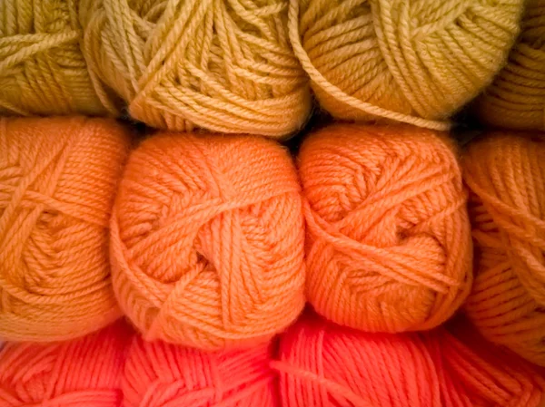 Knäuel mit verschiedenen Farben von Fäden zum Stricken, für Handarbeiten. — Stockfoto