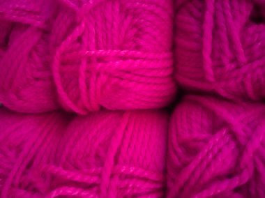 İğne işi için, örgü için ipliklerin farklı renkte skeins.