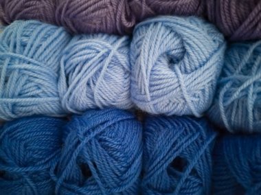 İğne işi için, örgü için ipliklerin farklı renkte skeins.