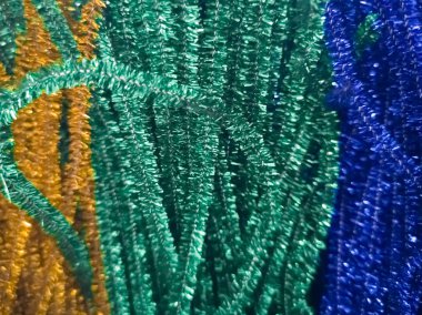 İğne işi için farklı renklerde parlak süslemeler.