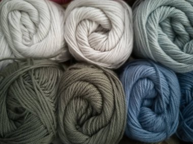 İğne işi için, örgü için ipliklerin farklı renkte skeins.