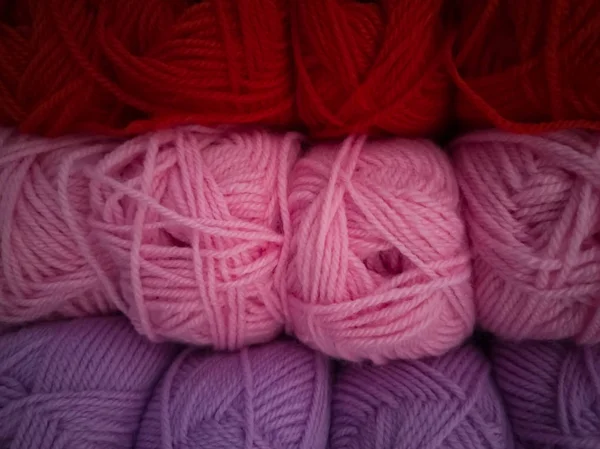 Strengen met verschillende kleuren van draden voor breien, voorhand werk. — Stockfoto