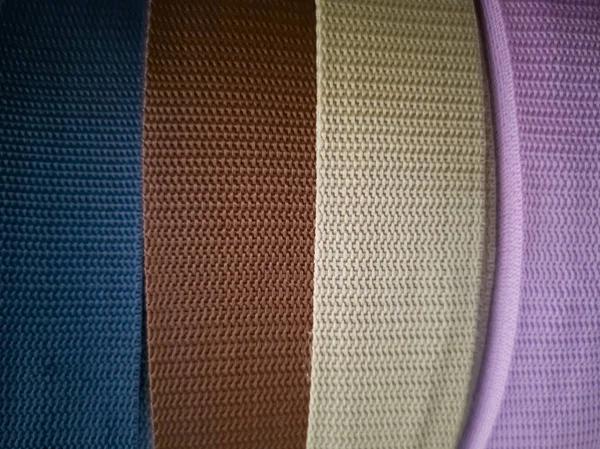 Bobinas com fitas de cores diferentes para bordado . — Fotografia de Stock
