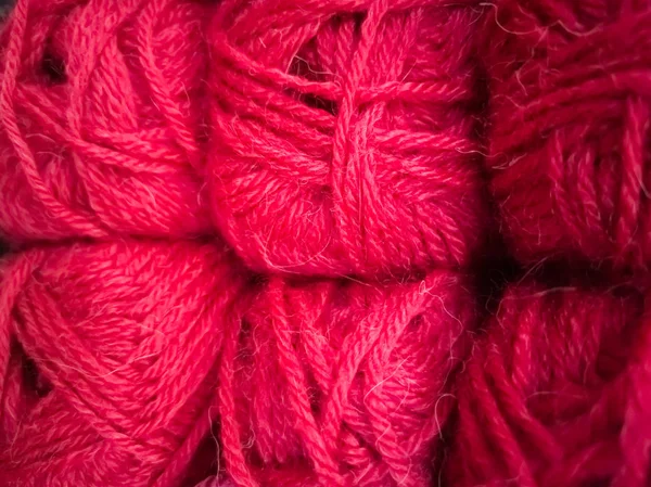 針仕事のための編み糸の異なる色を持つスケイン. — ストック写真
