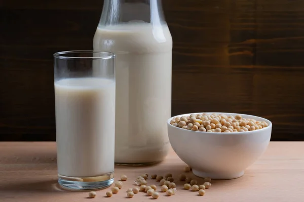 Ahşap arka planda cam ve organik soya tohumu soya sütü, Alternatif Süt