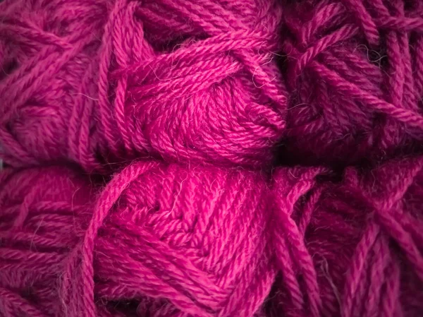 İğne işi için, örgü için ipliklerin farklı renkte skeins.