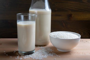 Cam pirinç sütü ve ahşap arka plan üzerinde organik pirinç, Alternatif Süt