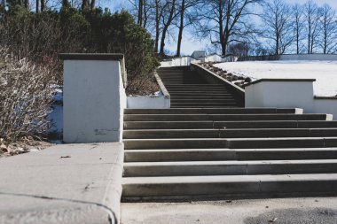 Şehir parkında Taş Merdiveni. Kışın güneşli bir gün.