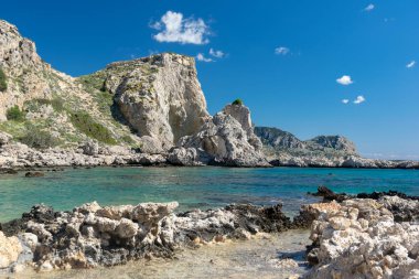 Rodos güneşli bir günde Akdeniz kıyısında.