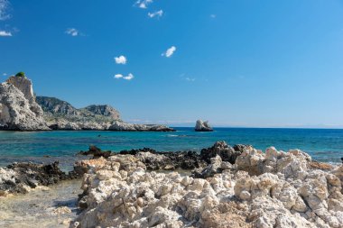 Rodos güneşli bir günde Akdeniz kıyısında.