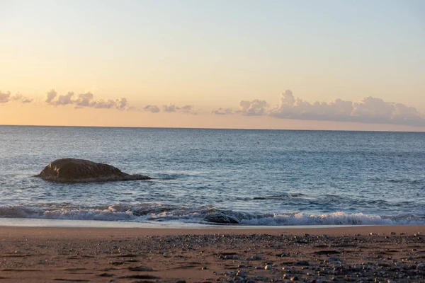 Світанок на Середземному морі на пляжі — стокове фото
