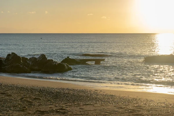 Amanhecer no mar Mediterrâneo na praia — Fotografia de Stock