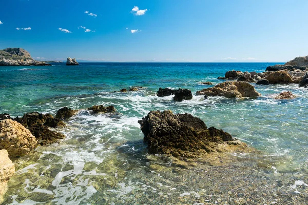 Śródziemnomorskie wybrzeże w słoneczny dzień na Rodos. — Zdjęcie stockowe